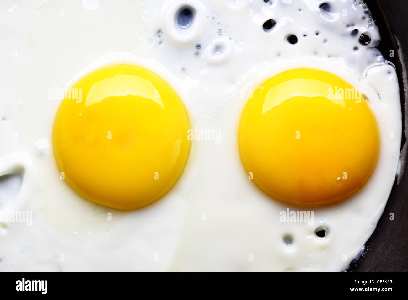 Deux œufs frits sur pan close up Banque D'Images