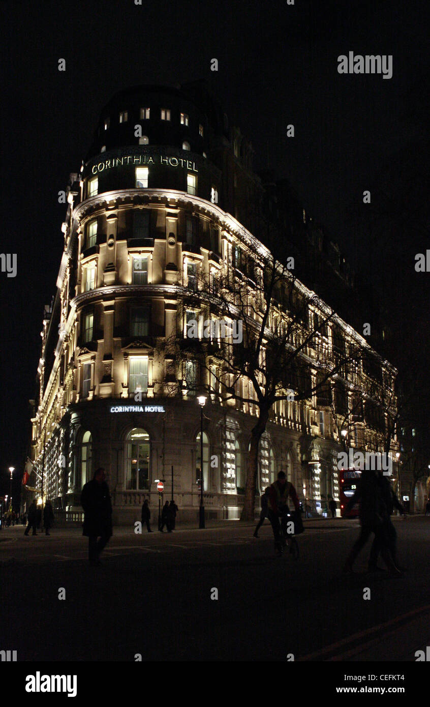 Une faible lumière voir du Corinthia Hôtel sur Northumberland Avenue, Westminster, Londres Banque D'Images