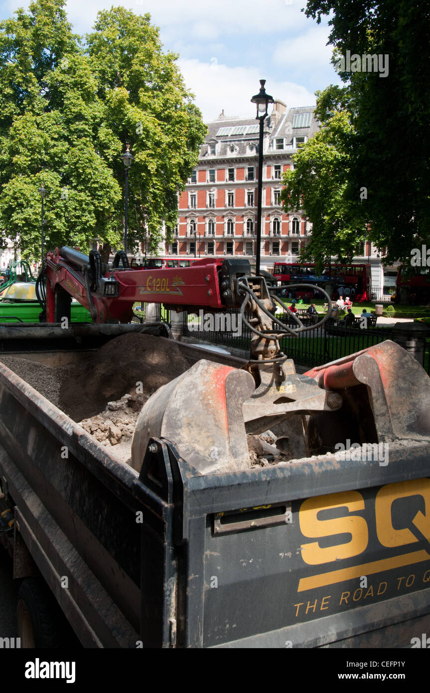 Prenez un camion sur occupation Westminster Street, Londres. Banque D'Images