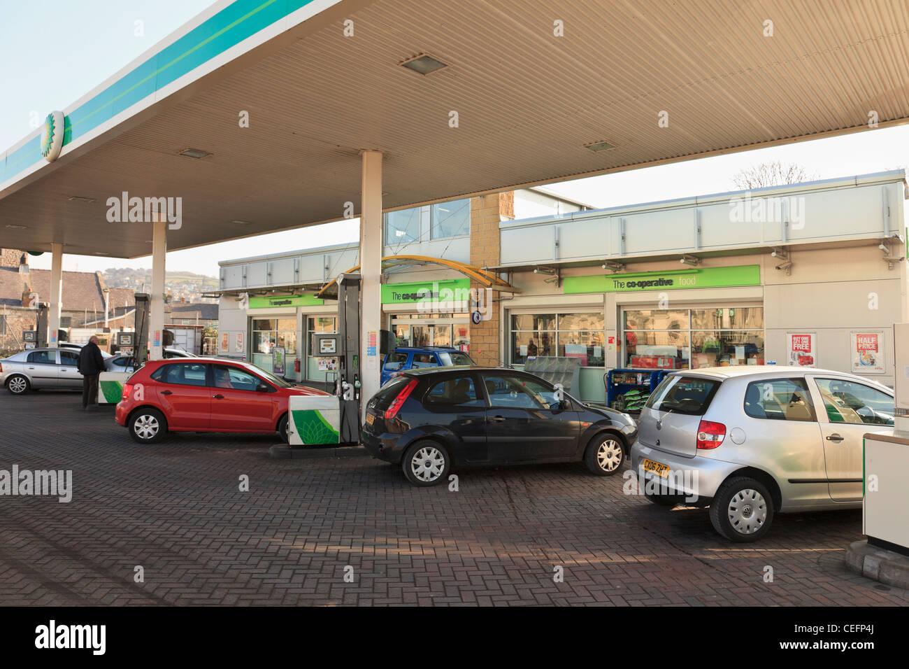 Remplissage BP parvis de la gare avec des voitures à la pompes à essence. Le Nord du Pays de Galles UK en Grande-Bretagne. Banque D'Images