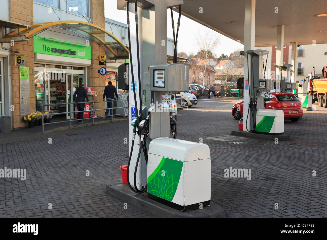 Pompes à carburant sur un parvis de la gare de remplissage BP avec Co-operative convenience store. Royaume-uni Grande-Bretagne Banque D'Images