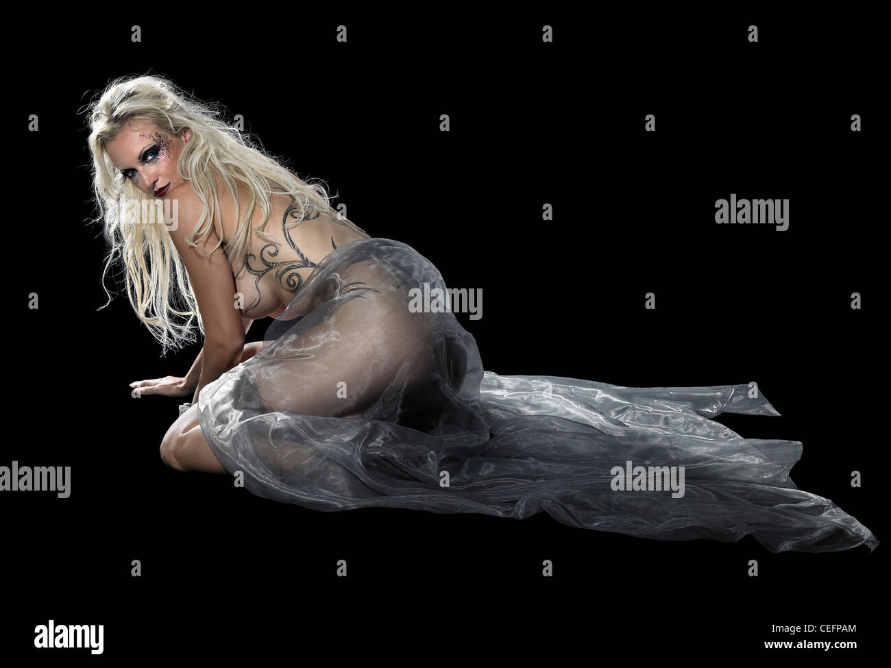 Bodypainted blonde woman posing in dark retour Banque D'Images