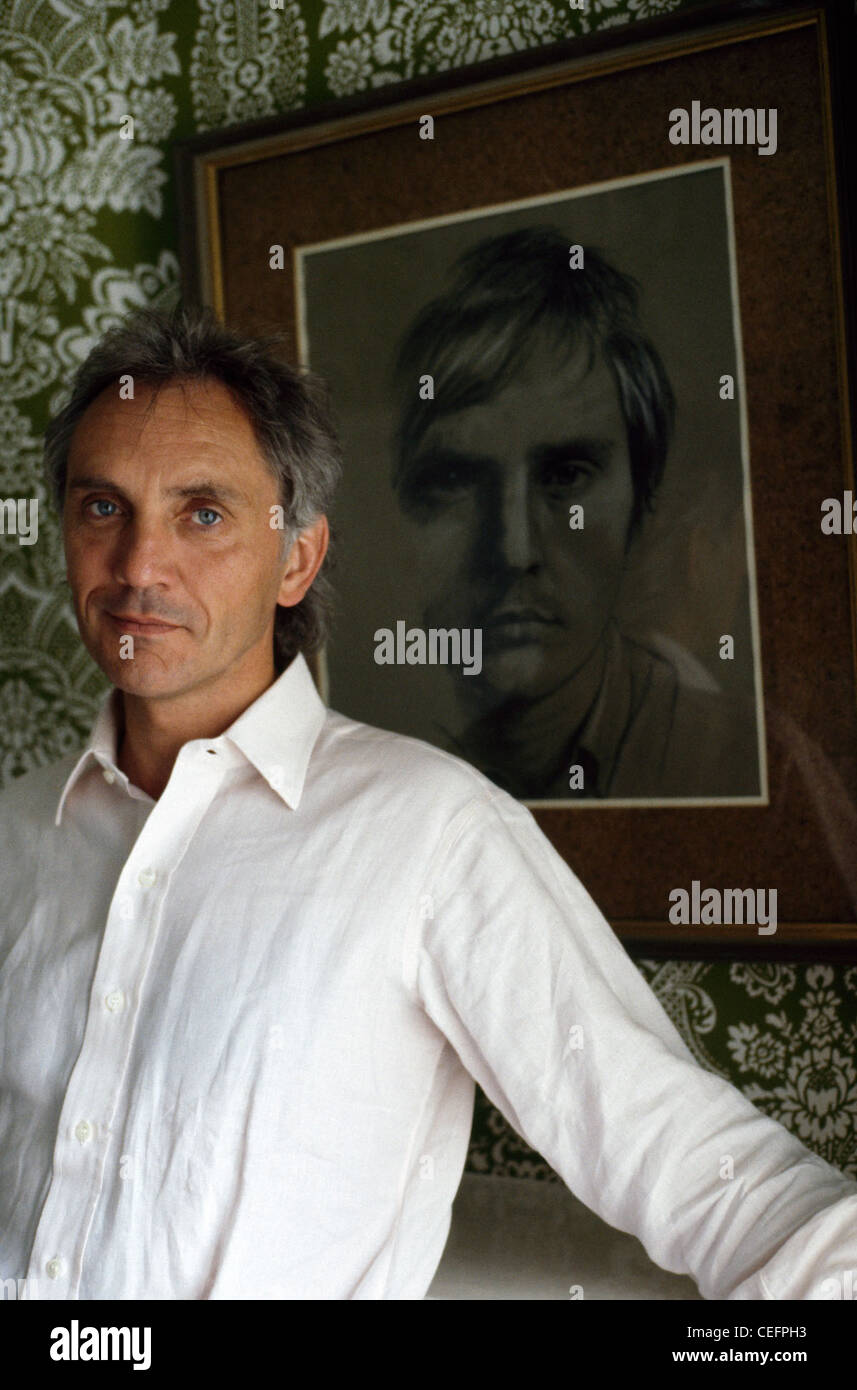 Terence Stamp avec un portrait réalisé par un fan Banque D'Images