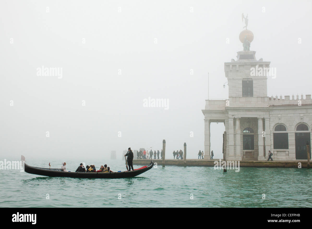 Une télécabine traverse le bassin de San Marco dans un épais brouillard en face de la Punta della Dogana. Venise, Italie. Banque D'Images