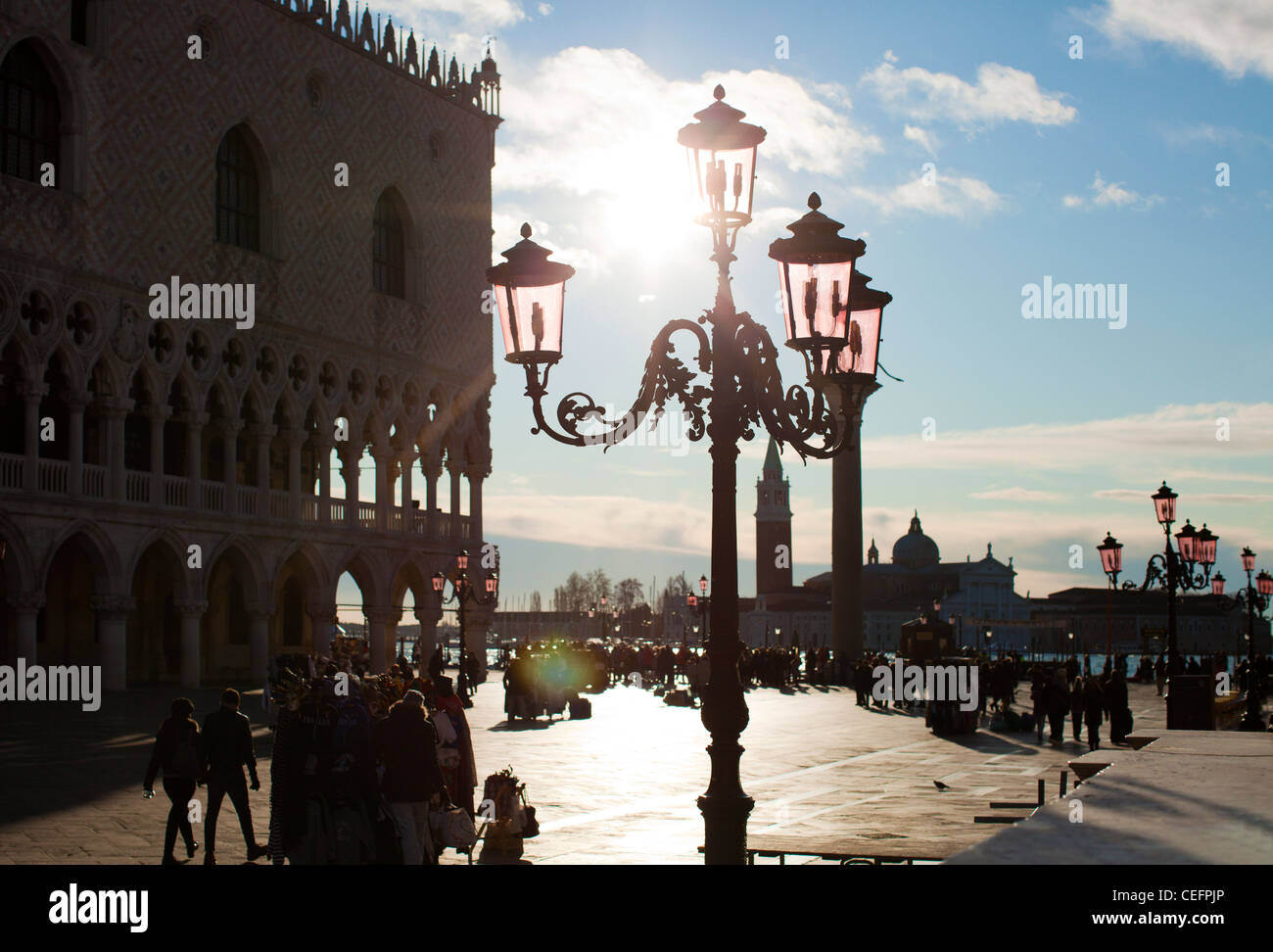 Le soleil tôt le matin à travers la Piazzetta San Marco. Venise, Italie. Banque D'Images