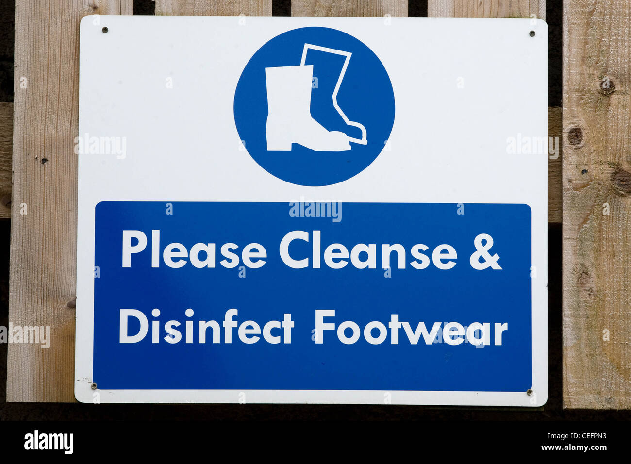 Veuillez nettoyer et désinfecter les chaussures Sign Photo Stock - Alamy