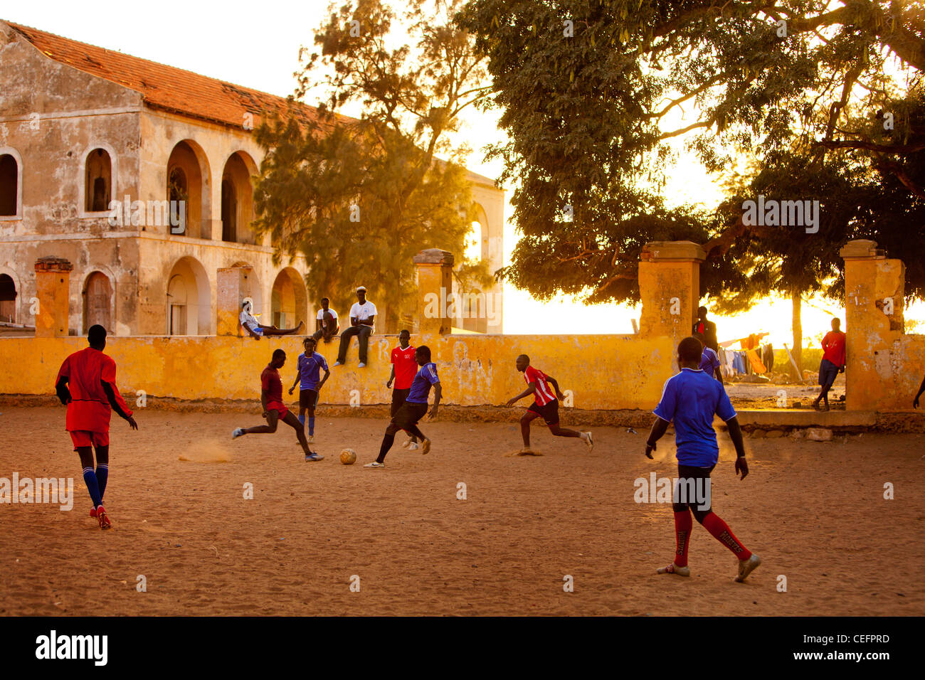 Le football sur la place principale de l'île de Gorée, au Sénégal. Banque D'Images
