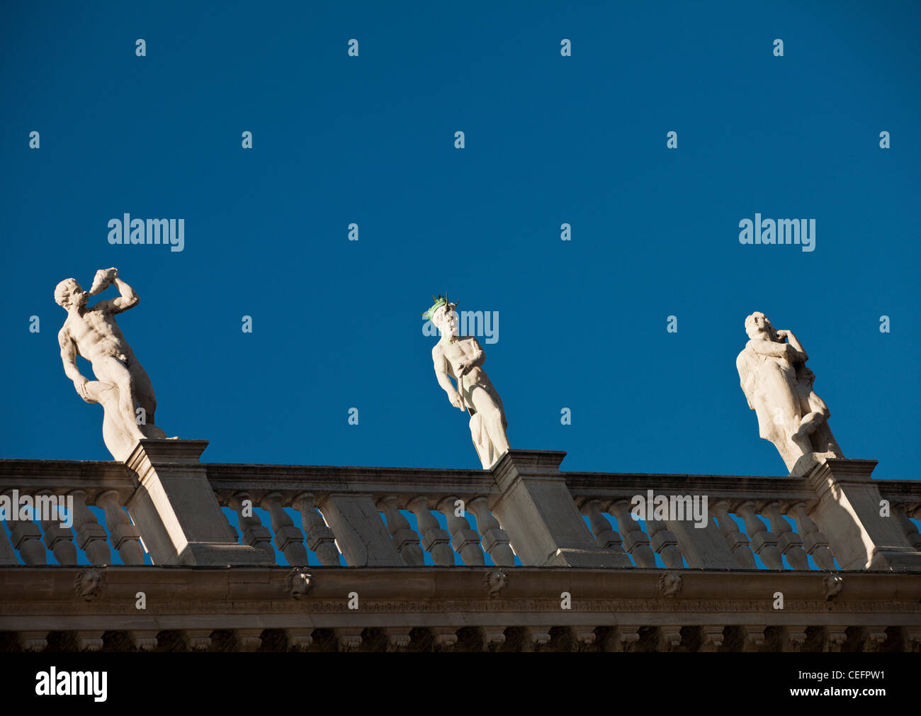 Les statues décorant le haut de la Procuratie Nuove dans la Piazzetta San Marco. Venise, Italie. Banque D'Images