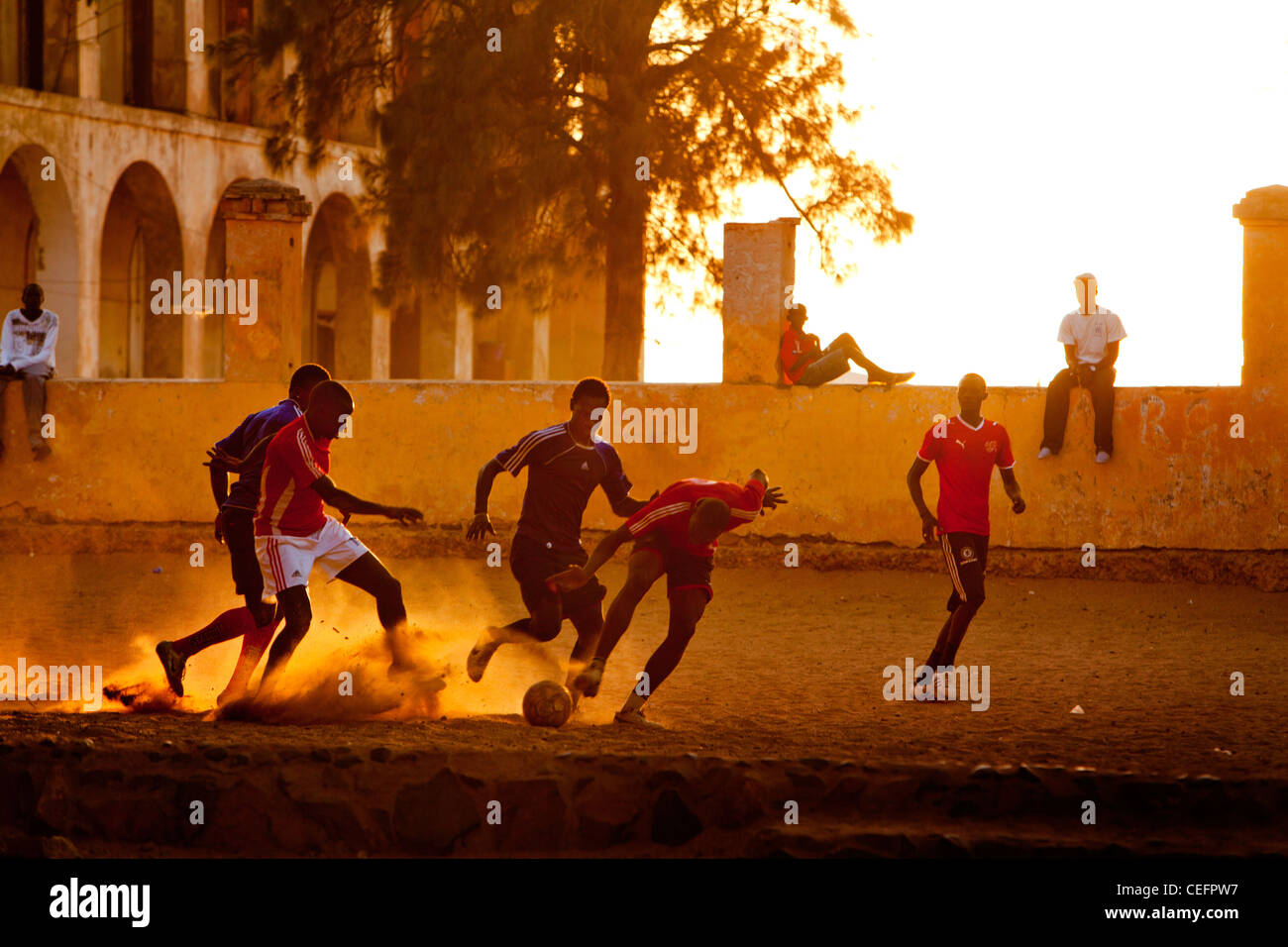 Le football sur la place principale de l'île de Gorée, au Sénégal. Banque D'Images