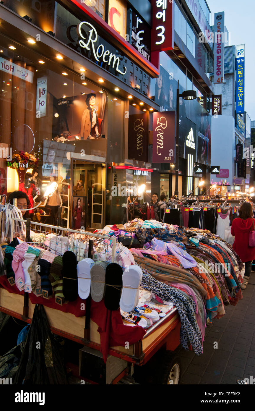 Les étals de rue divers articles de mode dans la soirée dans le populaire quartier commerçant de Gangnam à Séoul, Corée Banque D'Images