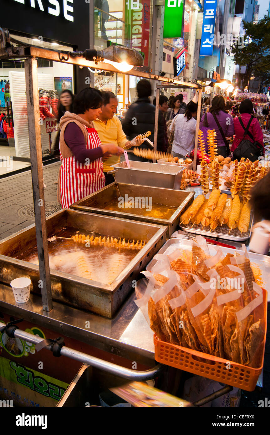 Les étals de nourriture rues divers aliments et des collations en soirée dans le populaire quartier commerçant de Gangnam à Séoul Banque D'Images
