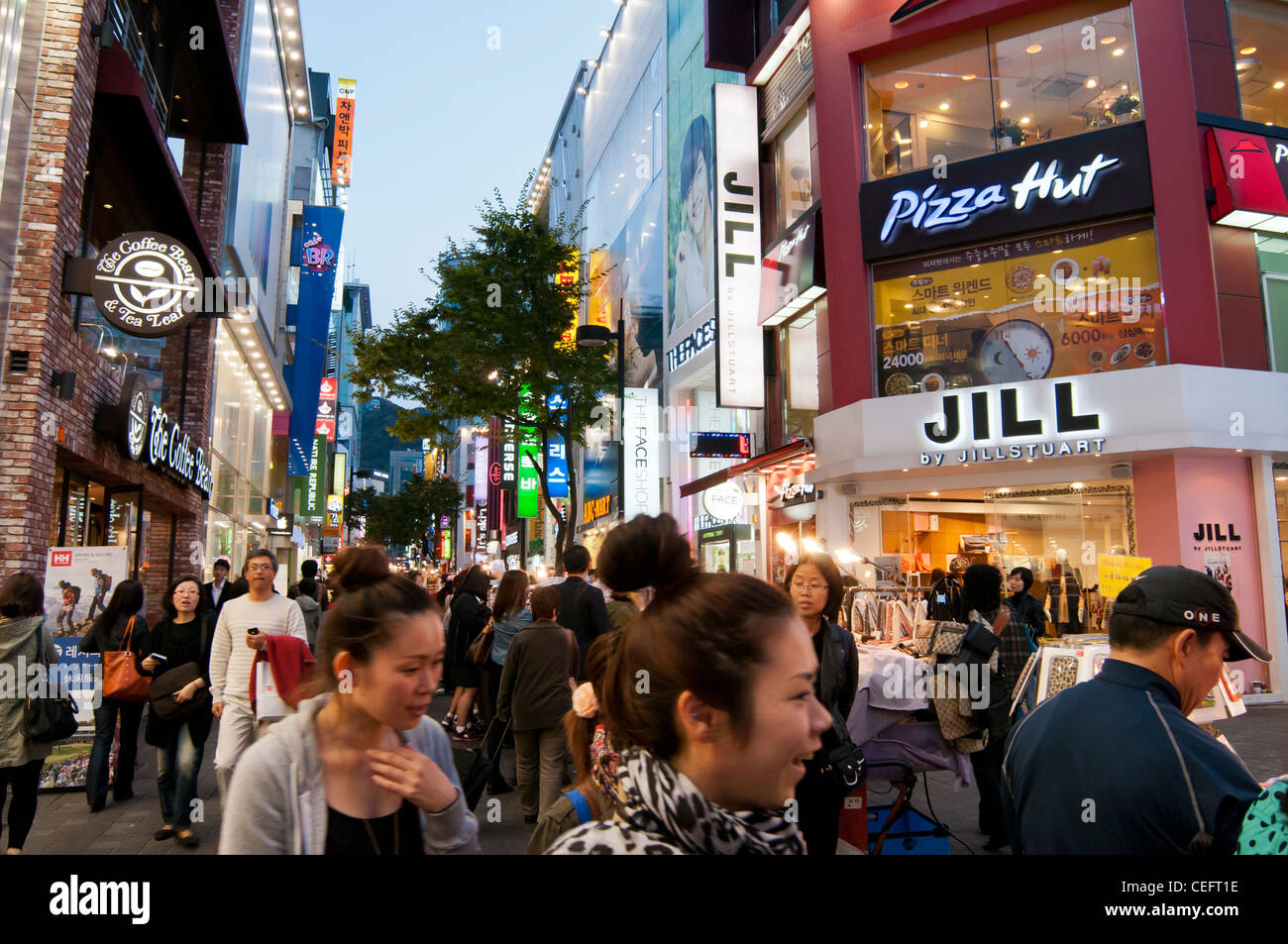 Myeongdong street seoul korea Banque de photographies et d’images à ...