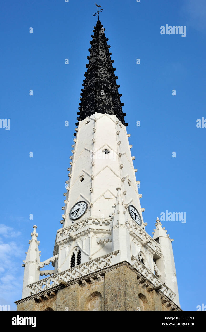 Le noir et blanc flèche de l'église Saint Etienne, phare pour les navires en mer, Ars-en-Ré, l'île Ile de Ré, Charente Maritime, France Banque D'Images