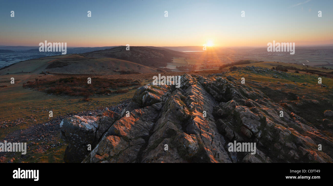 Le lever du soleil sur les collines de Mendip de Crook Peak. Le Somerset. L'Angleterre. UK. Banque D'Images