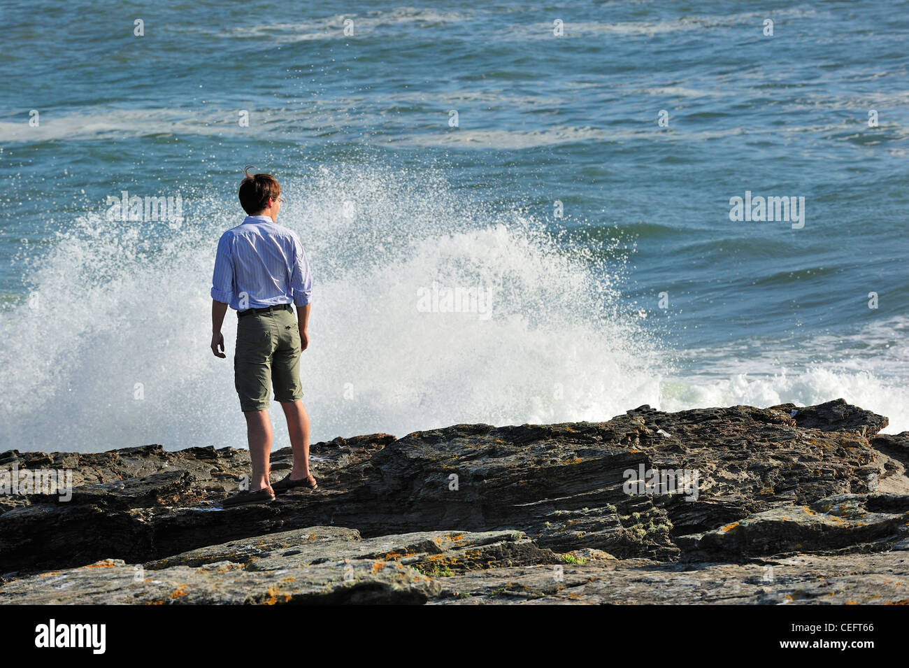 Les touristes à la recherche de vagues se brisant sur les rochers à la Pointe Saint-Gildas / Saint Gildas Point, Loire-Atlantique, France Banque D'Images