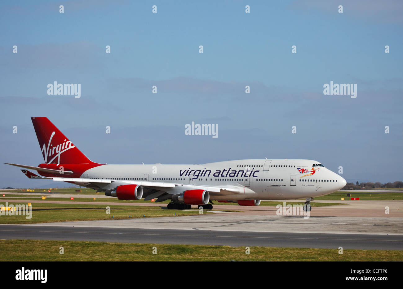 Virgin Atlantic jumbo jet sur la piste de l'aéroport. Banque D'Images