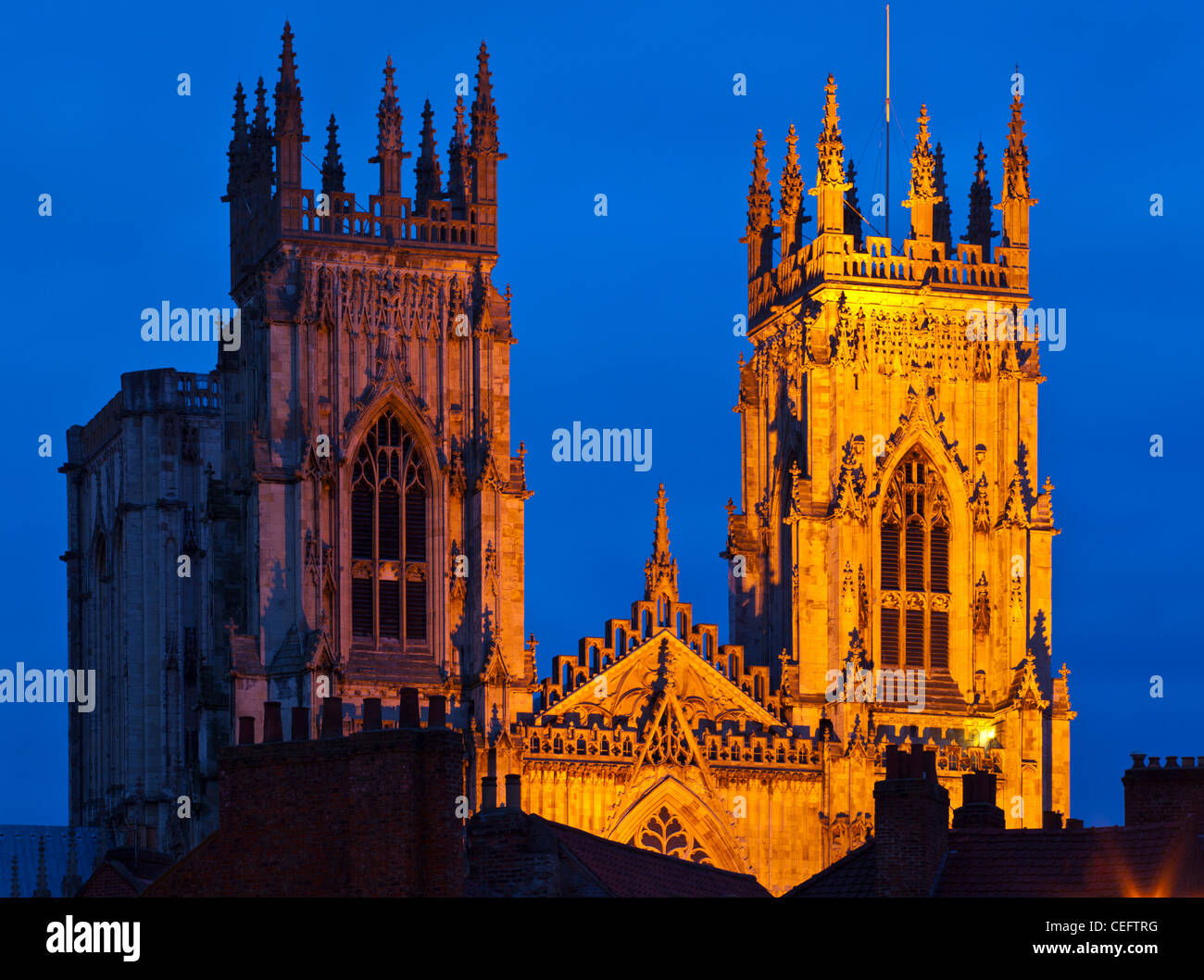 L'Angleterre, Yorkshire du Nord, la ville de New York. L'Ouest avant de York Minster, au-dessus du toit voisin. Banque D'Images