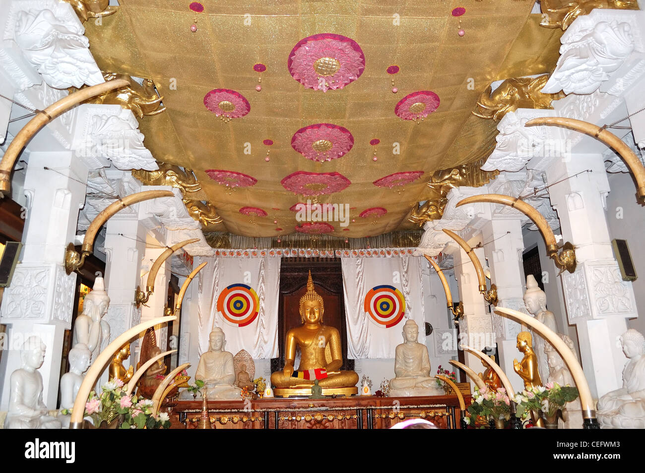 L'intérieur du Temple de la Dent sacrée du Bouddha. Kandy, Sri Lanka Banque D'Images