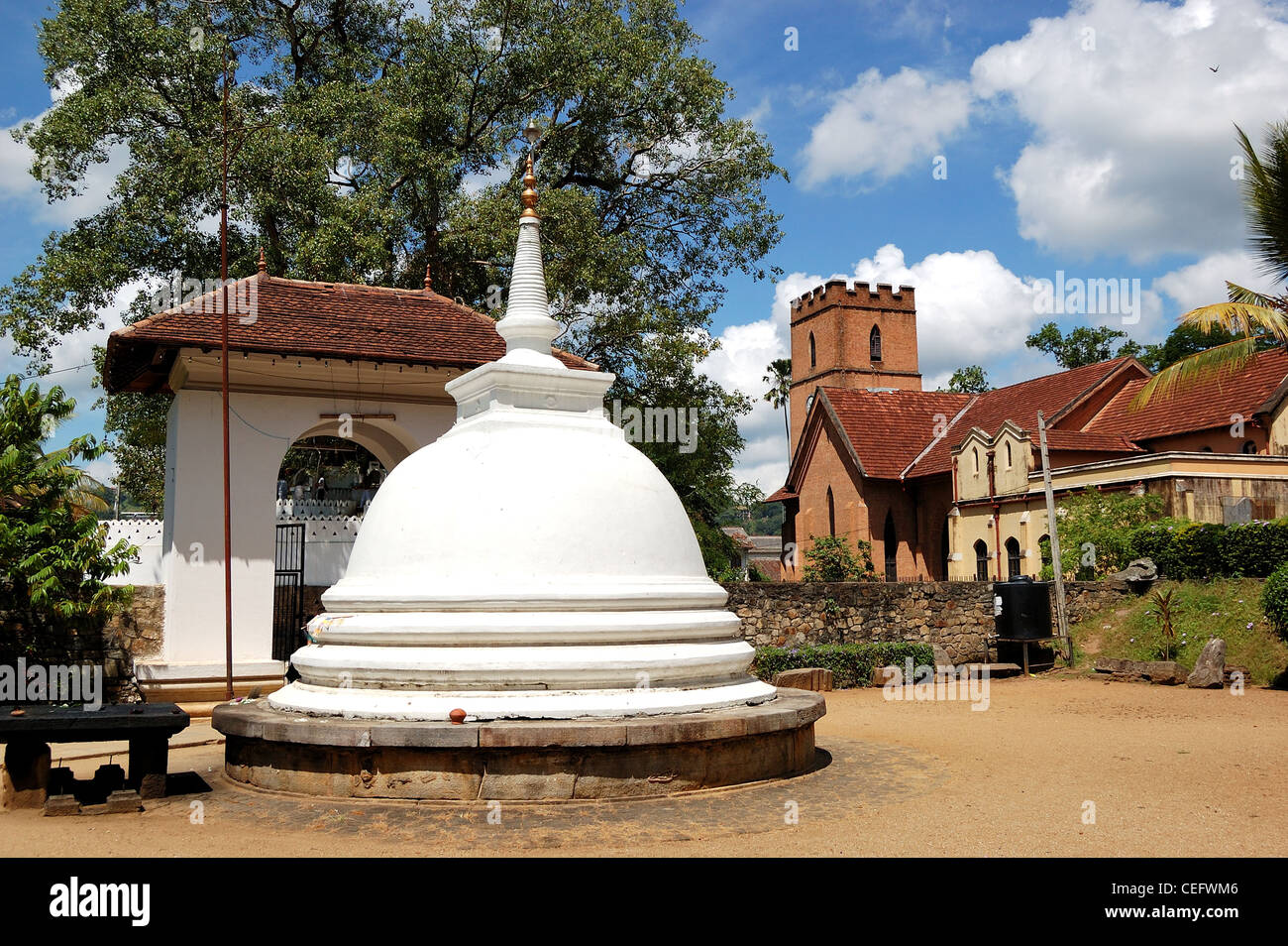 Stupa blanche au Temple de la Dent sacrée du Bouddha. Kandy, Sri Lanka Banque D'Images