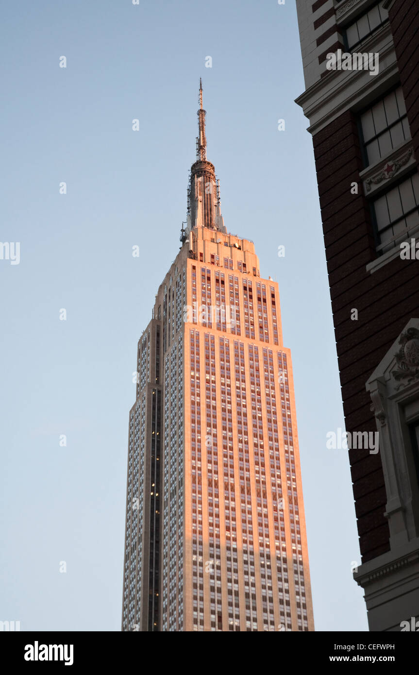 Une vue sur l'Empire State Building situé dans le soleil du soir à Manhattan, New York, USA. Banque D'Images