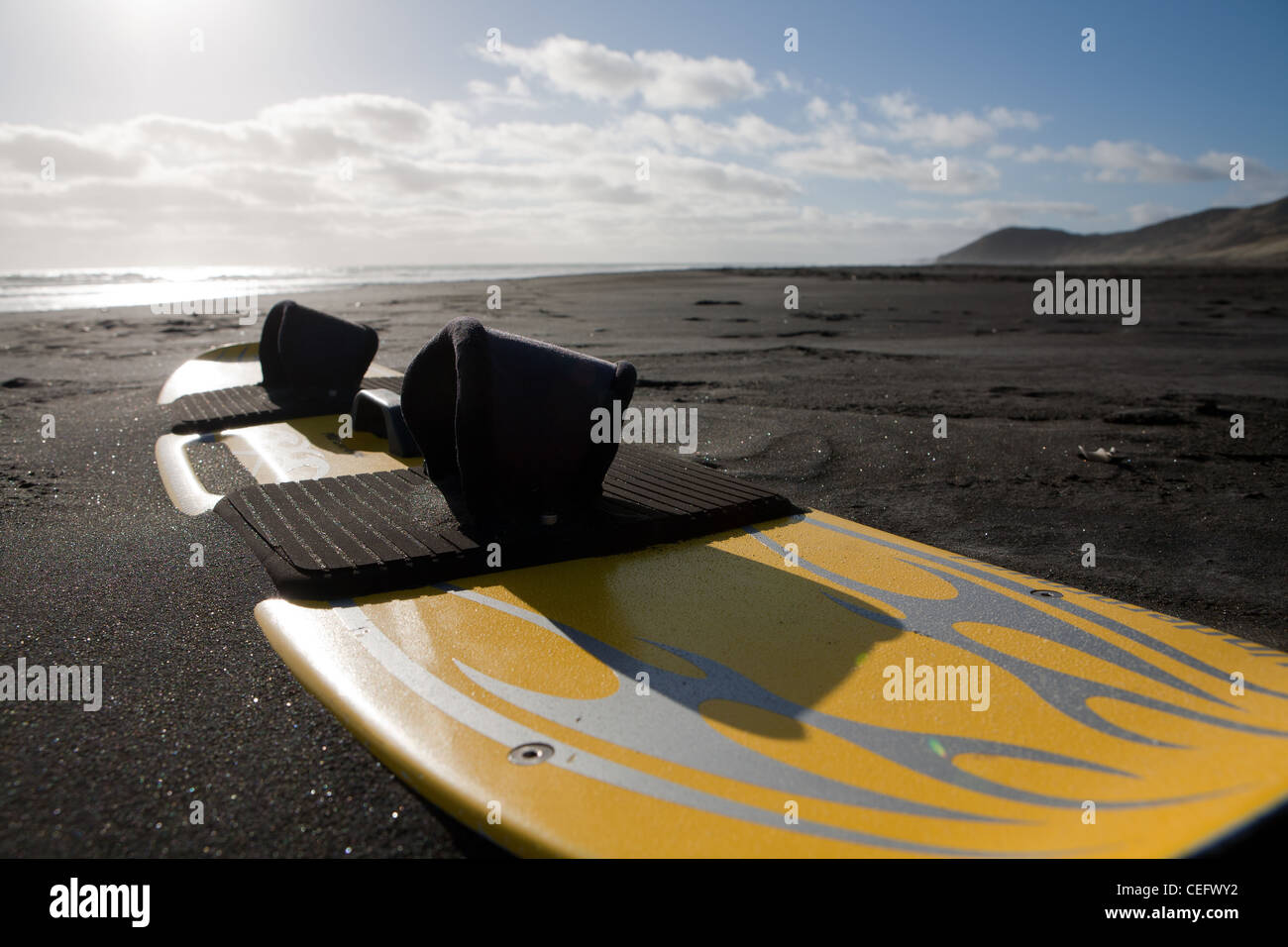 Kiteboard sur la plage de sable noir de Raglan, Nouvelle-Zélande Banque D'Images