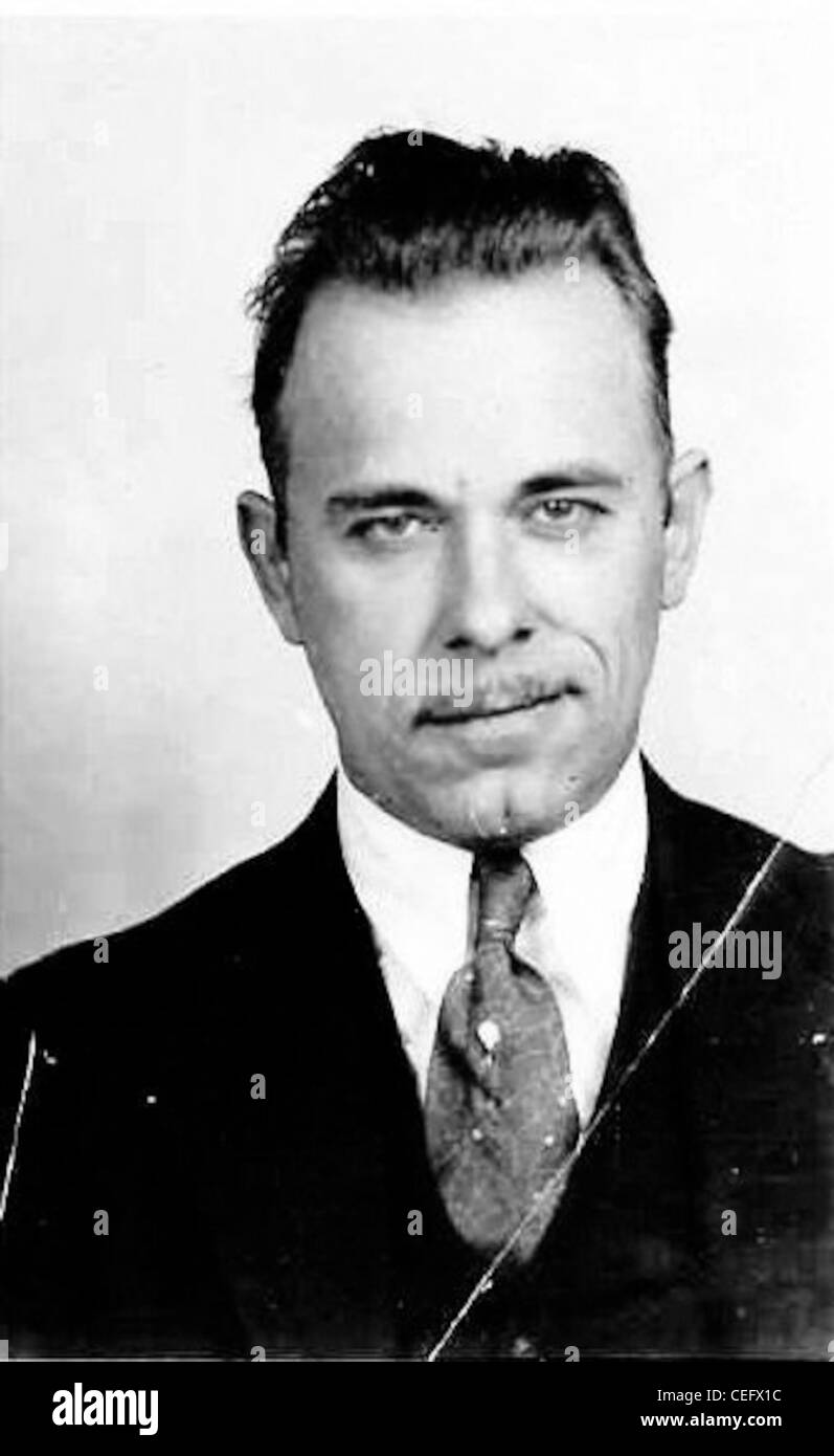 John Dillinger était un cambrioleur de banque américain notoire pendant la Grande dépression, largement connu pour ses évasions audacieuses et ses exploits criminels. Ses activités criminelles ont fait de lui un personnage important dans les antécédents criminels américains. Banque D'Images John Dillinger était un cambrioleur de banque américain notoire pendant la Grande dépression, largement connu pour ses évasions audacieuses et ses exploits criminels. Ses activités criminelles ont fait de lui un personnage important dans les antécédents criminels américains. Banque D'Images