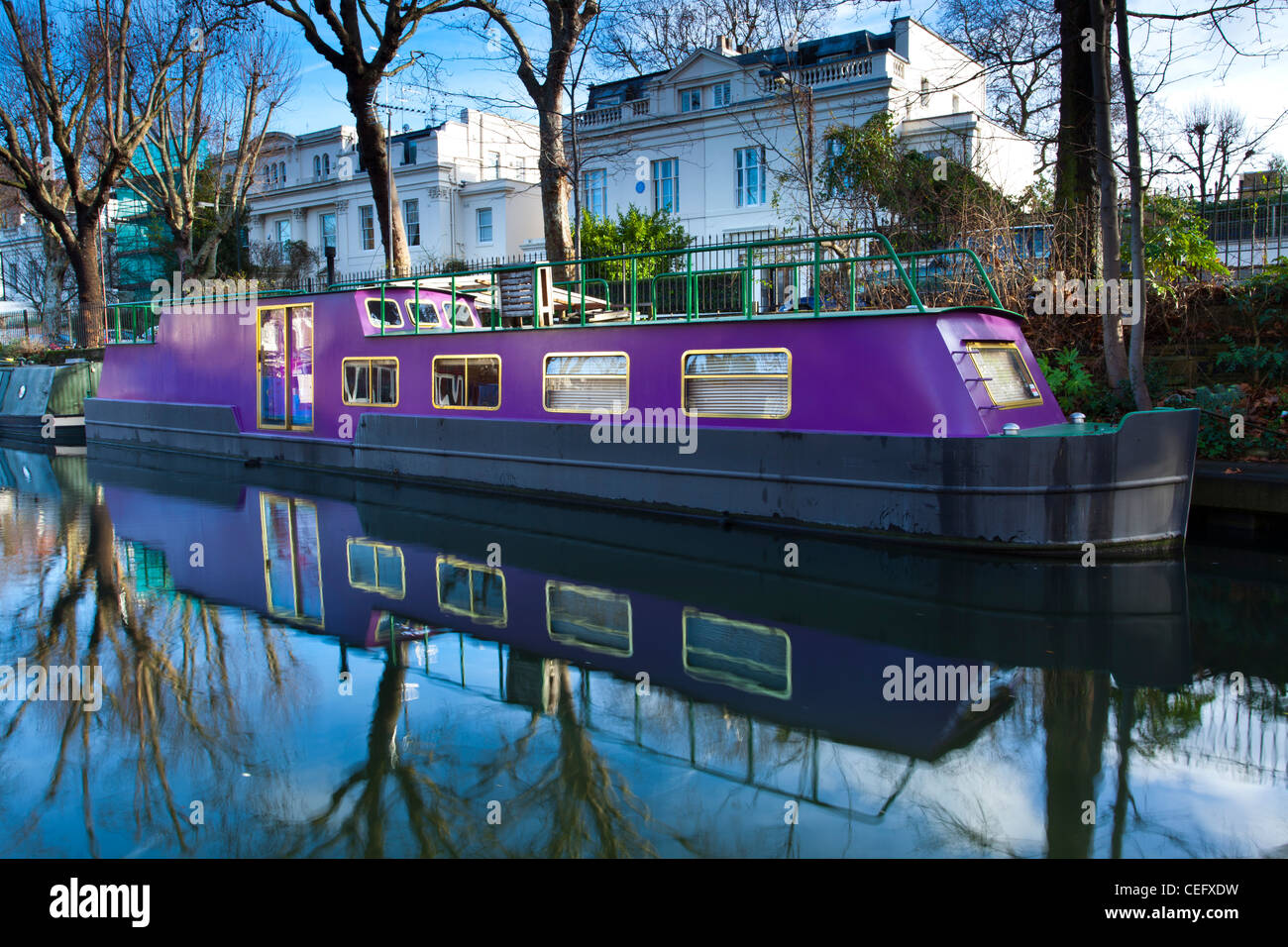L'Angleterre, Londres, la Petite Venise. Étroit Canal bateau amarré sur le Regents Canal à la 'Petite Venise' bassin. Banque D'Images