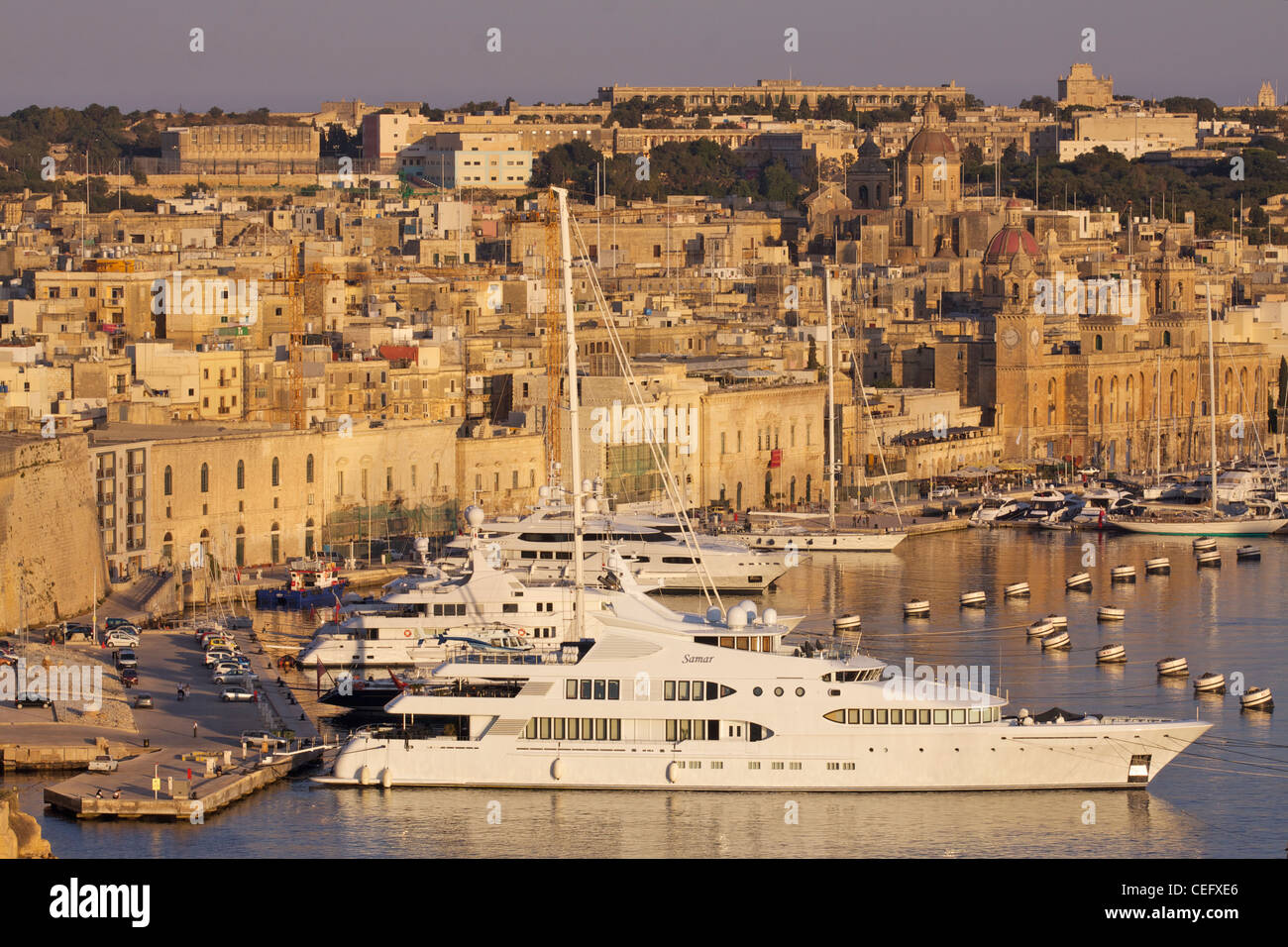 M/Y SAMAR, luxury charter motor yacht amarré dans Dockyard Creek à côté du district de Birgu (Vittoriosa) à La Valette, Malte Banque D'Images