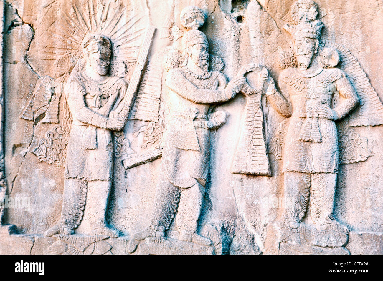 L'IRAN, KERMANSHAH : l'Investiture du monarque sassanide Ardashir II par le dieu Ahura Mazda, avec le dieu Mithrat, le TAQ-i-Bustan Banque D'Images