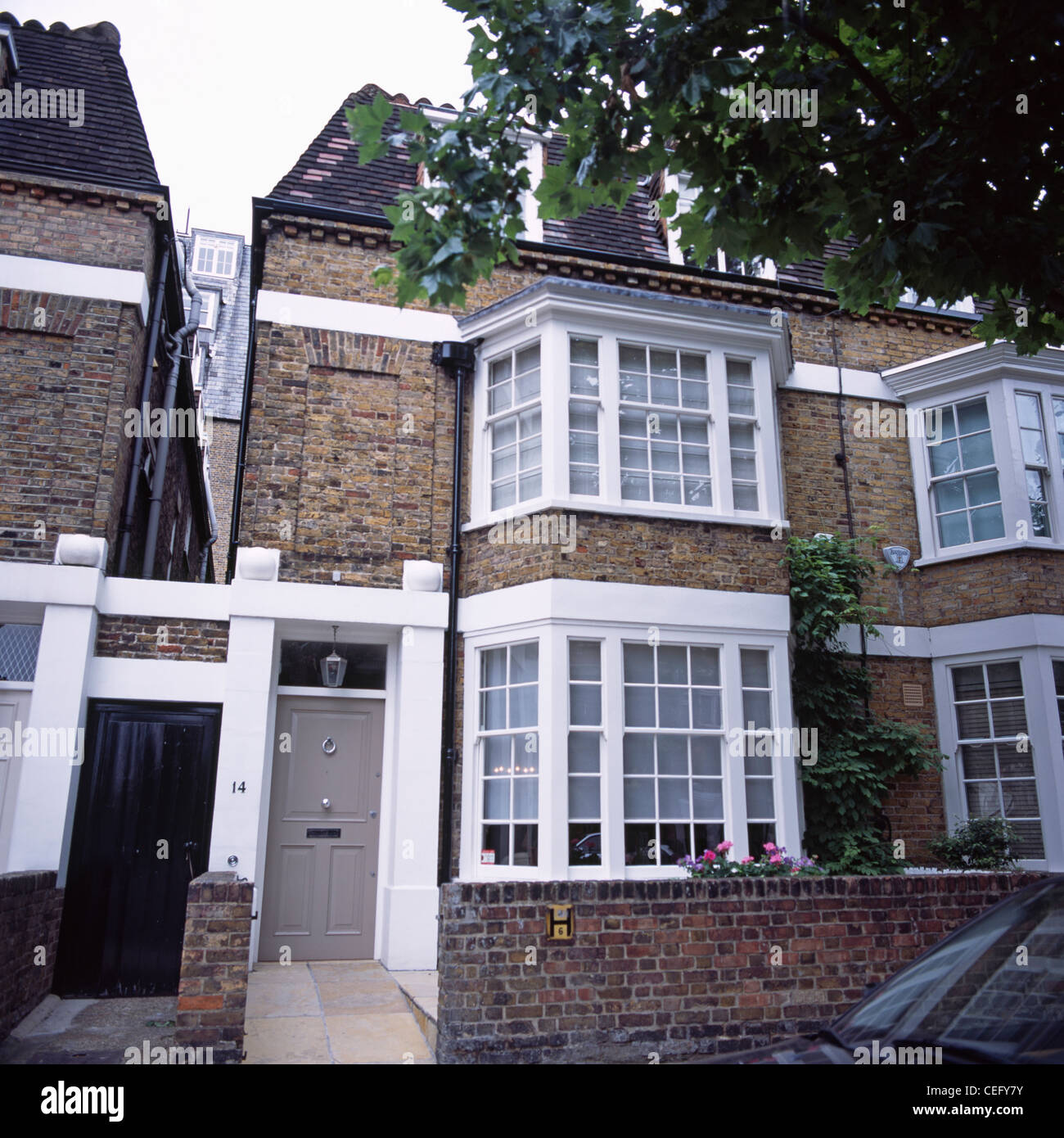 Bay Windows sur semi-détachées traditionnels London townhouse Banque D'Images