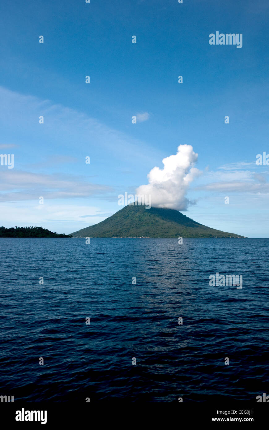 Une vue sur le parc marin de Bunaken au nord de Sulawesi en Indonésie. Cette île volcanique de la montée de l'eau profonde de la mer de Célèbes Banque D'Images