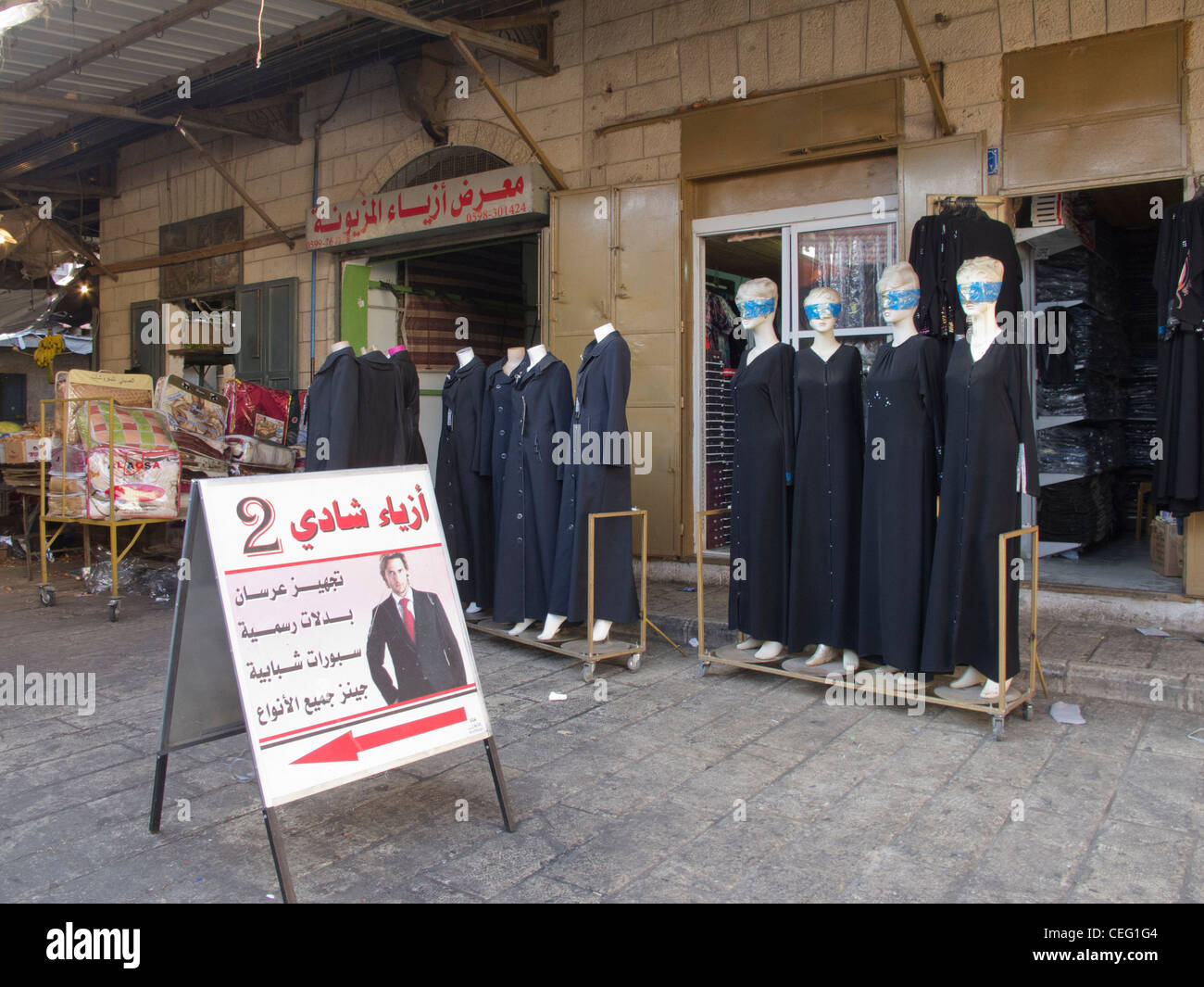 La Palestine, Cisjordanie, Naplouse, marché boutique robe femme Banque D'Images