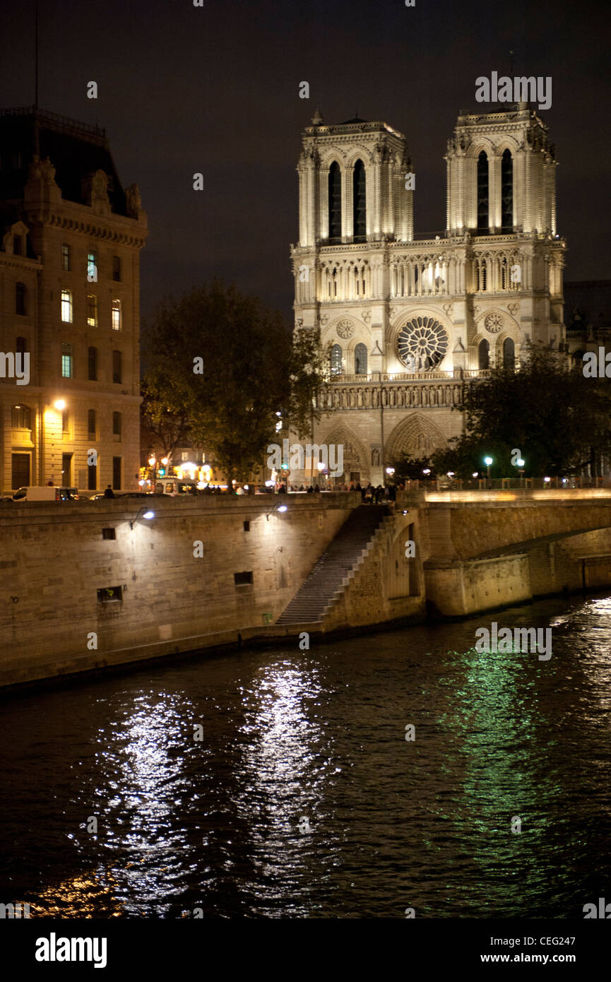 La cathédrale Notre Dame de Paris sur l'Île de la Cité, berceau de Paris en Seine, illuminé la nuit Banque D'Images