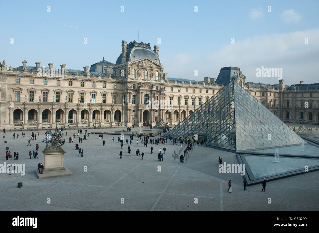 La pyramide de verre Leoh Ming Pei est l'emblème de la cour intérieure du Louvre, Palais royal et musée à Paris,France Banque D'Images