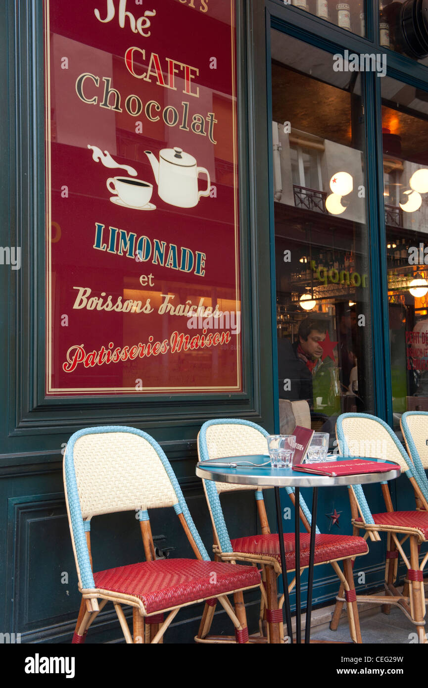 Quintessence : parisien le pittoresque "Café du Centre" dans le quartier branché de la rue Montorgueil dans le 2e arrondissement de Paris Banque D'Images