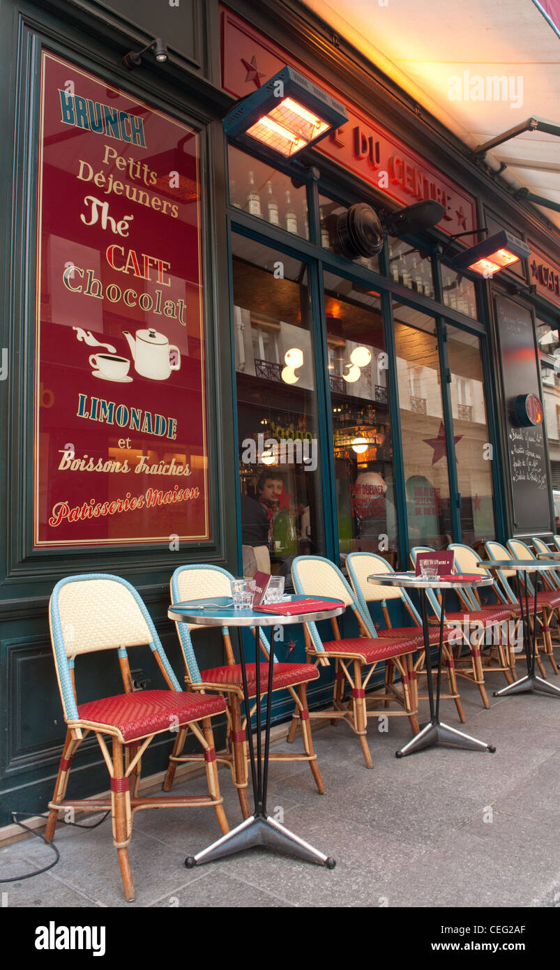 Quintessence : parisien le pittoresque "Café du Centre" dans le quartier branché de la rue Montorgueil dans le 2e arrondissement de Paris Banque D'Images