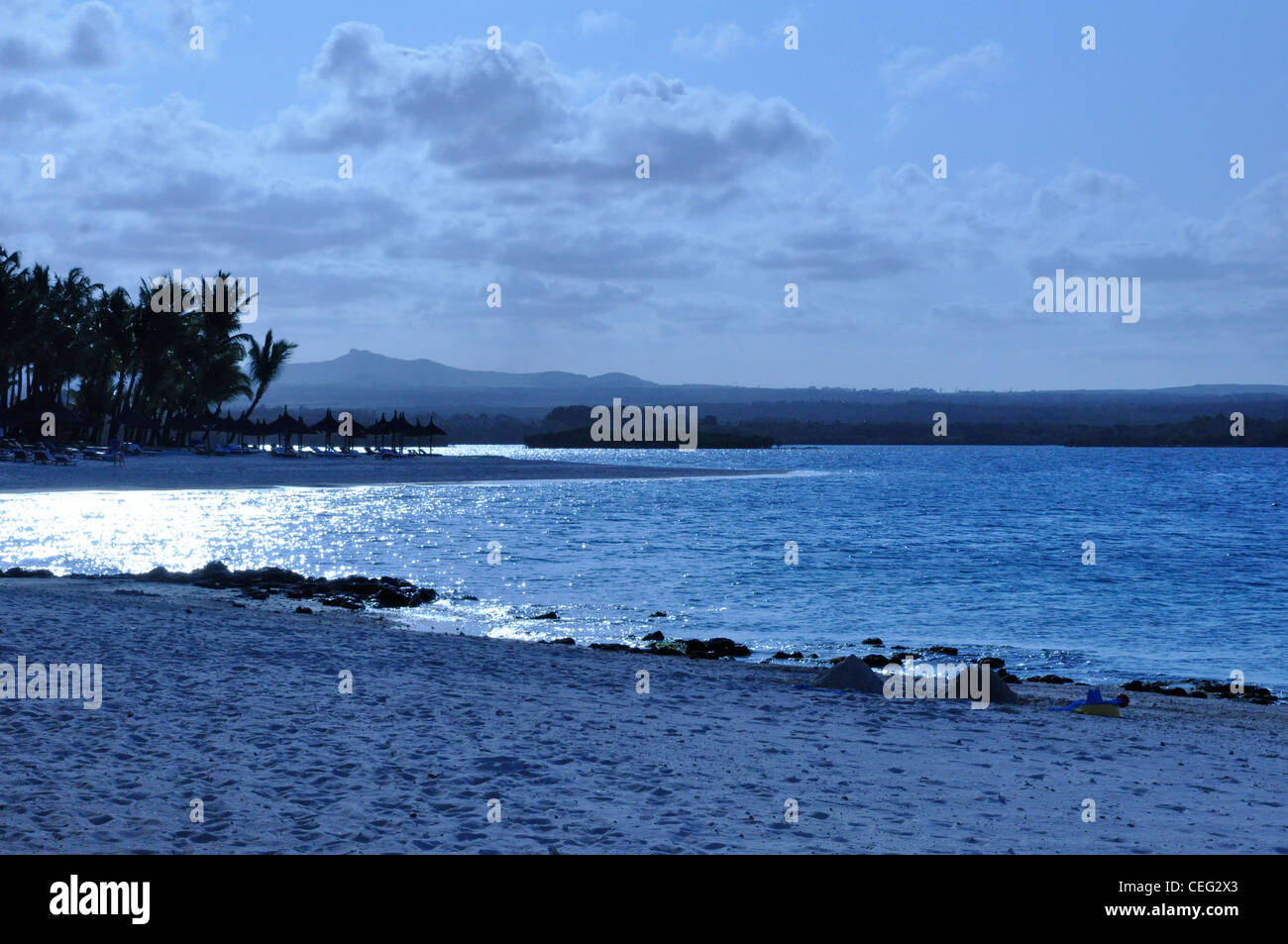 Effet de nuit bleu plage et mer sous un emplacement exotique tropical Banque D'Images
