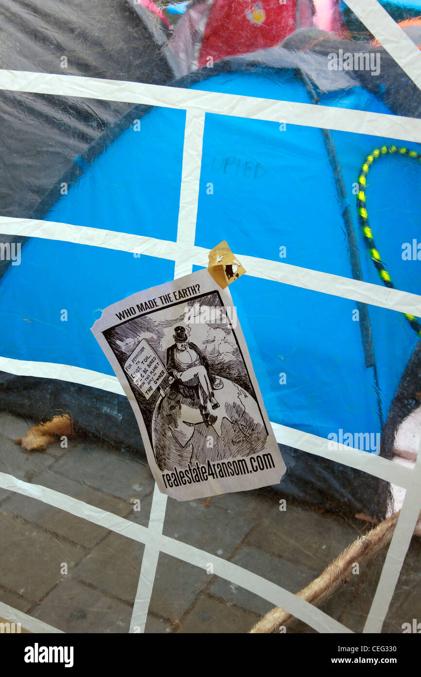 Le capitalisme apparaît sur l'affiche de l'une des tentes par Occupy London Stock Exchange les manifestants en face de St Paul's Cathedral Banque D'Images