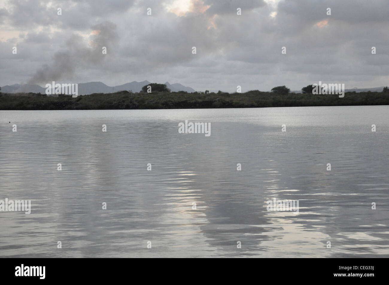 Scape de l'eau sub-tropical crépuscule monochromatique Banque D'Images
