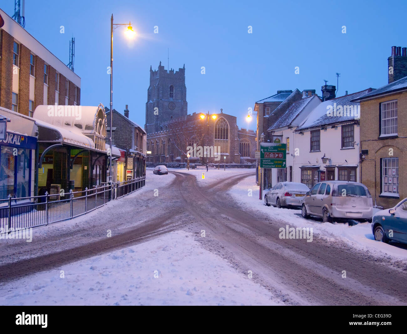 La ville anglaise de Sudbury en hiver après des chutes de neige. Banque D'Images