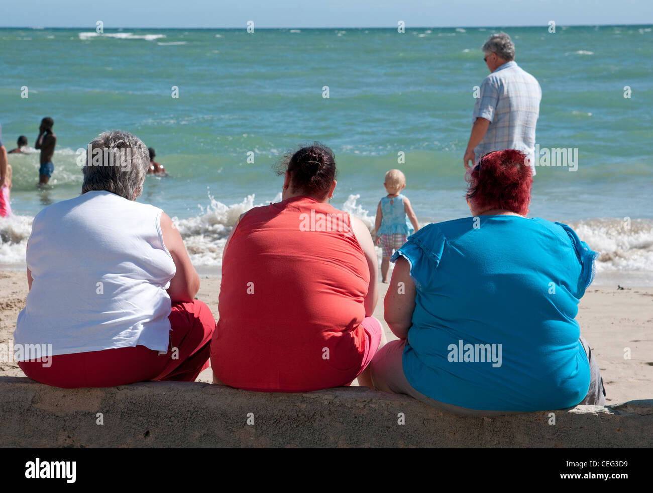 Trois dames gras assis sur une digue en Afrique australe resort du volet dans le Western Cape Afrique du Sud Banque D'Images