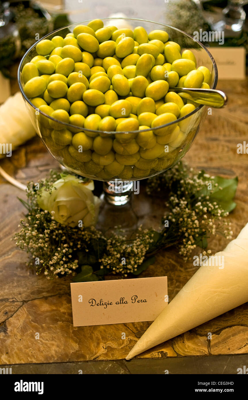 Bol de bonbons à un mariage italien Banque D'Images