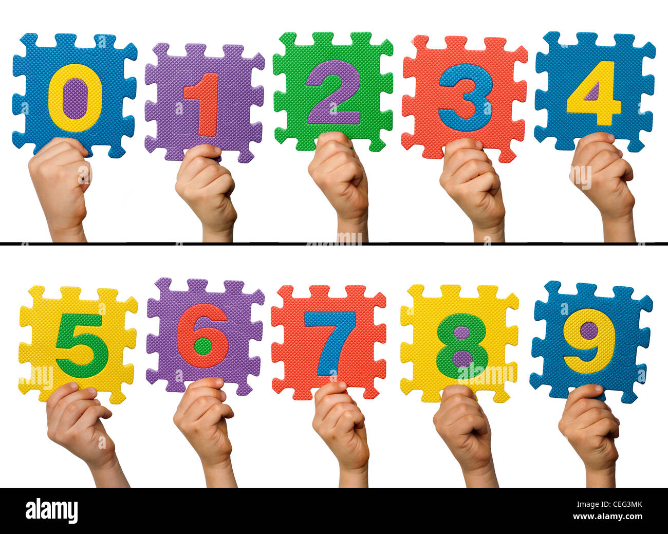 Enfants mains tenant des chiffres. Isolé blanc multicolore des chiffres. Banque D'Images
