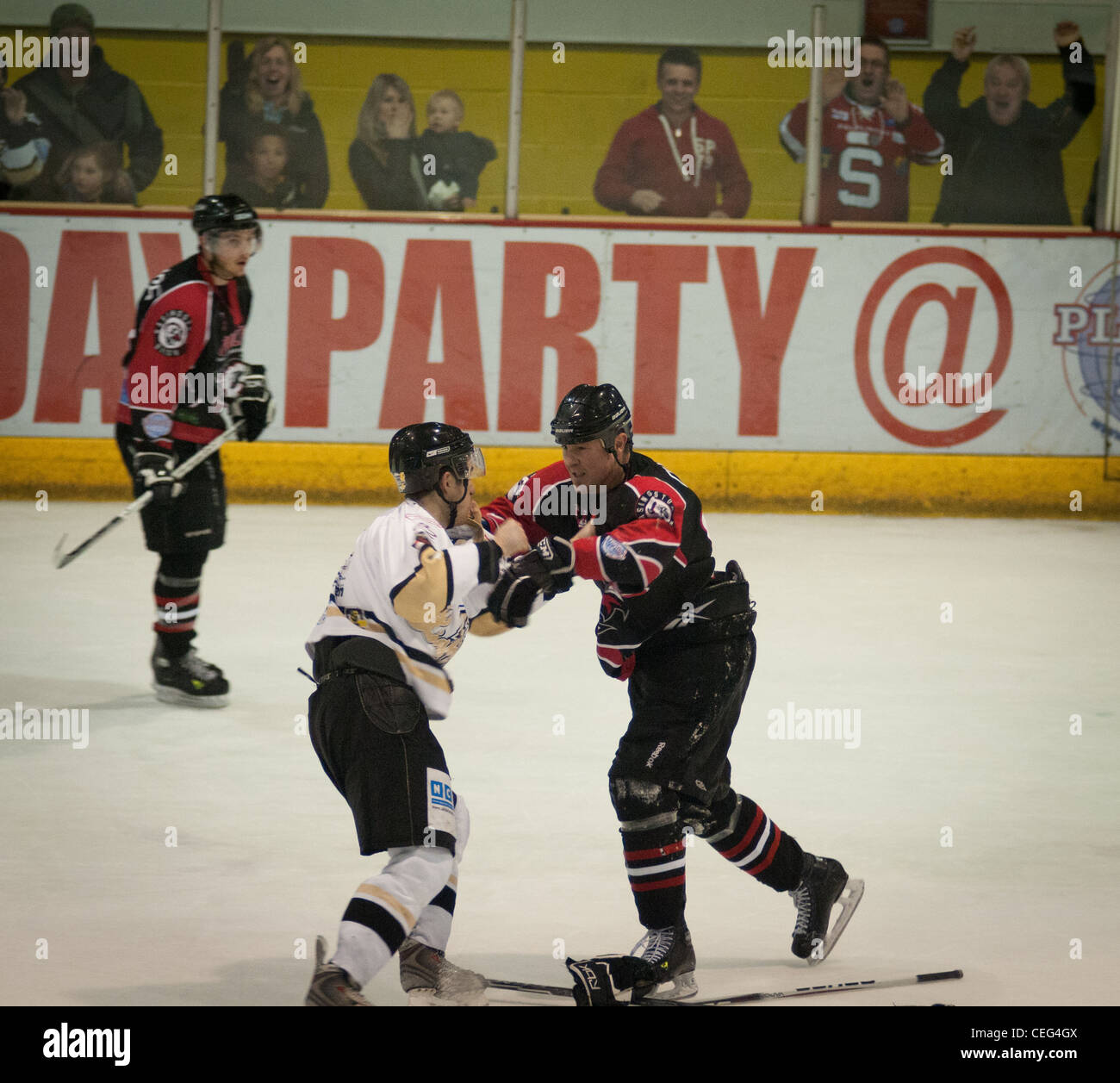 Les combats joueur de hockey sur glace Banque D'Images