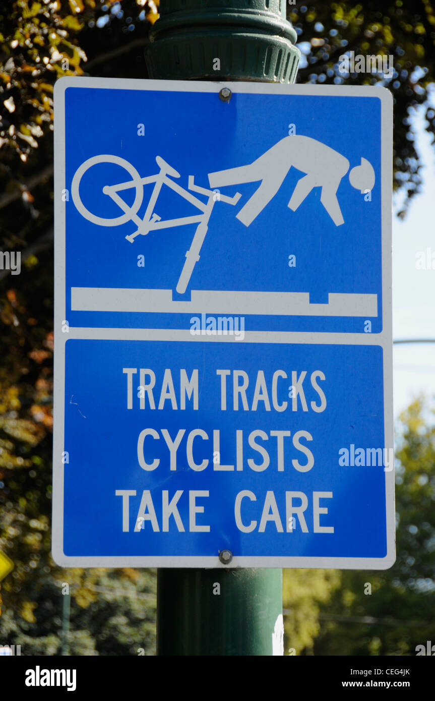 Un panneau d'avertissement avertissant les cyclistes d'éviter les lignes de tramway à Christchurch, en Nouvelle-Zélande Banque D'Images