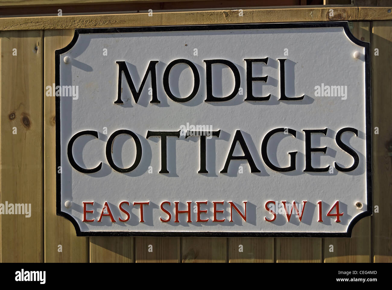 Signe de nom de rue pour le modèle des chalets, une rue d'East Sheen, le sud-ouest de Londres, Angleterre Banque D'Images