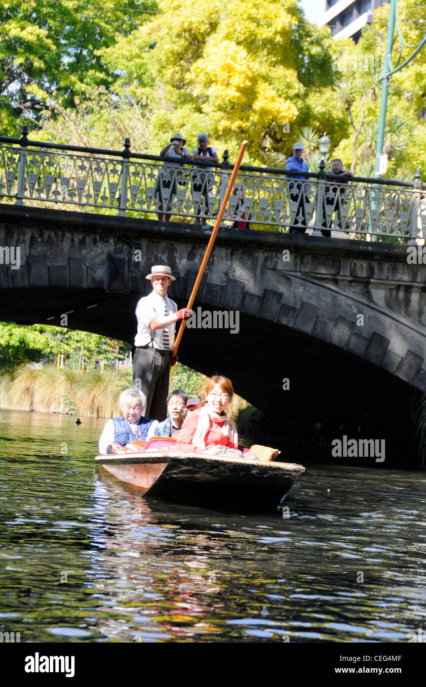 Une partie de touristes appréciant une promenade sur un punt sur la rivière Avon à Christchurch, Nouvelle-Zélande Banque D'Images