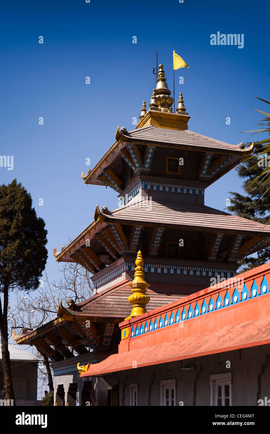 L'Inde, le Bengale occidental, le centre-ville de Darjeeling, Dhirdham Temple Hindou tour pagode de style népalais Banque D'Images