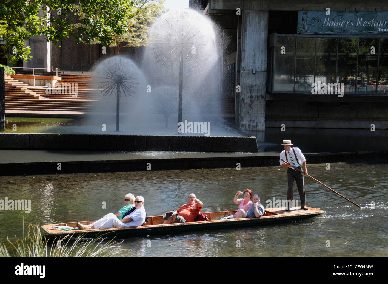 Un punt passe devant une fontaine à côté du Town Hall Theatre, sur les rives de l'Avon River à Christchurch, en Nouvelle-Zélande Banque D'Images