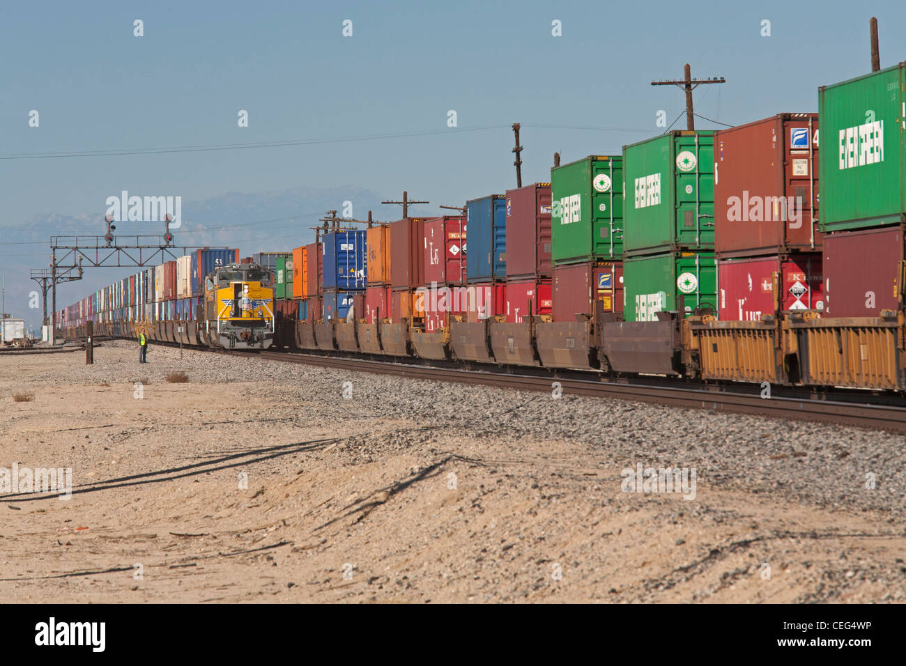 Les trains de marchandises transportant des conteneurs de transport intermodal Banque D'Images